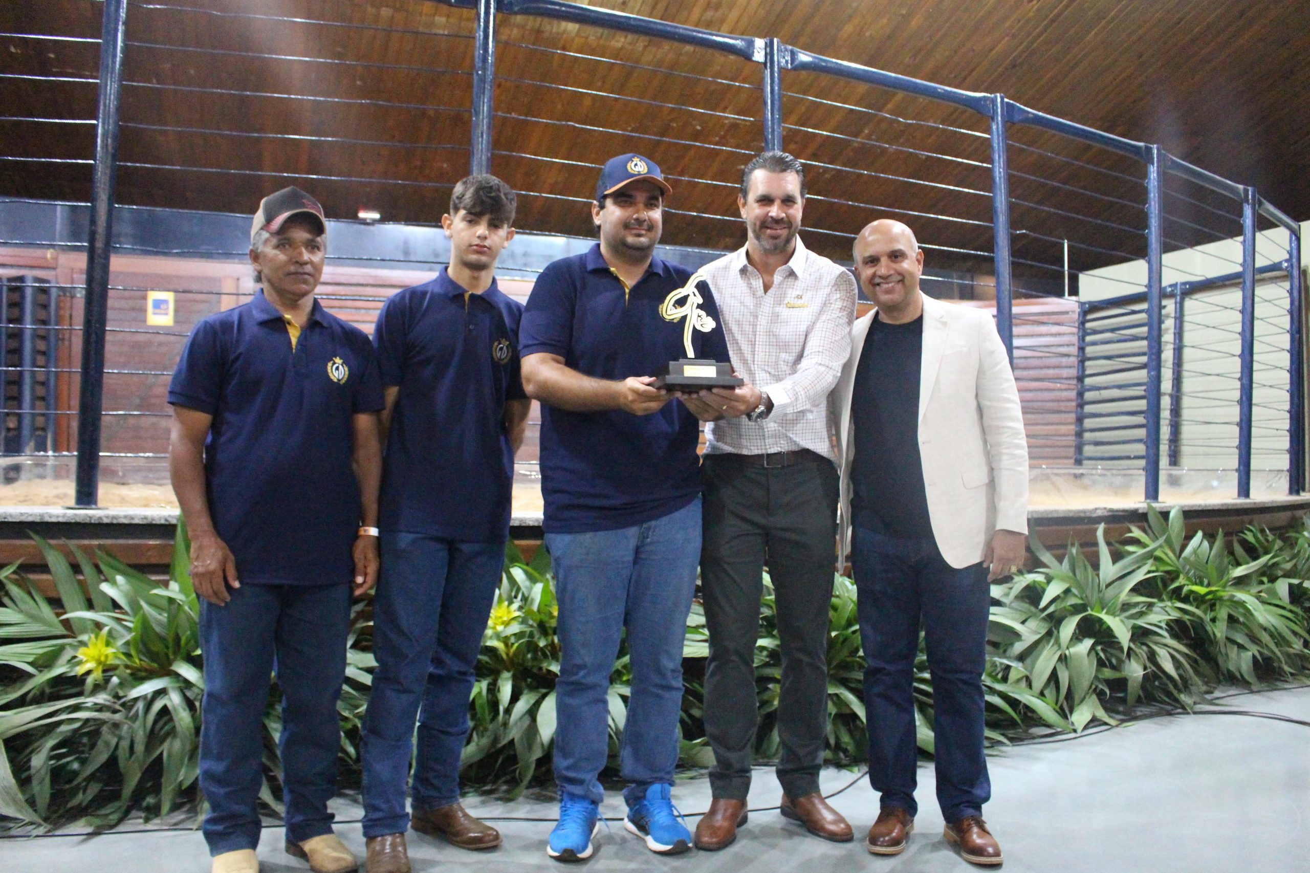 Gustavo Oliveira Souza (centro), Melhor Criador e Melhor Expositor nacional